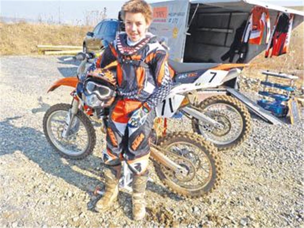 Steckt sich große Ziele: Philipp Herold aus Hohenklingen wird im April bei den Deutschen Motocross-Meisterschaften für Junioren starten. Dafür trainiert er hart und ausdauernd.
Fotos: Roth