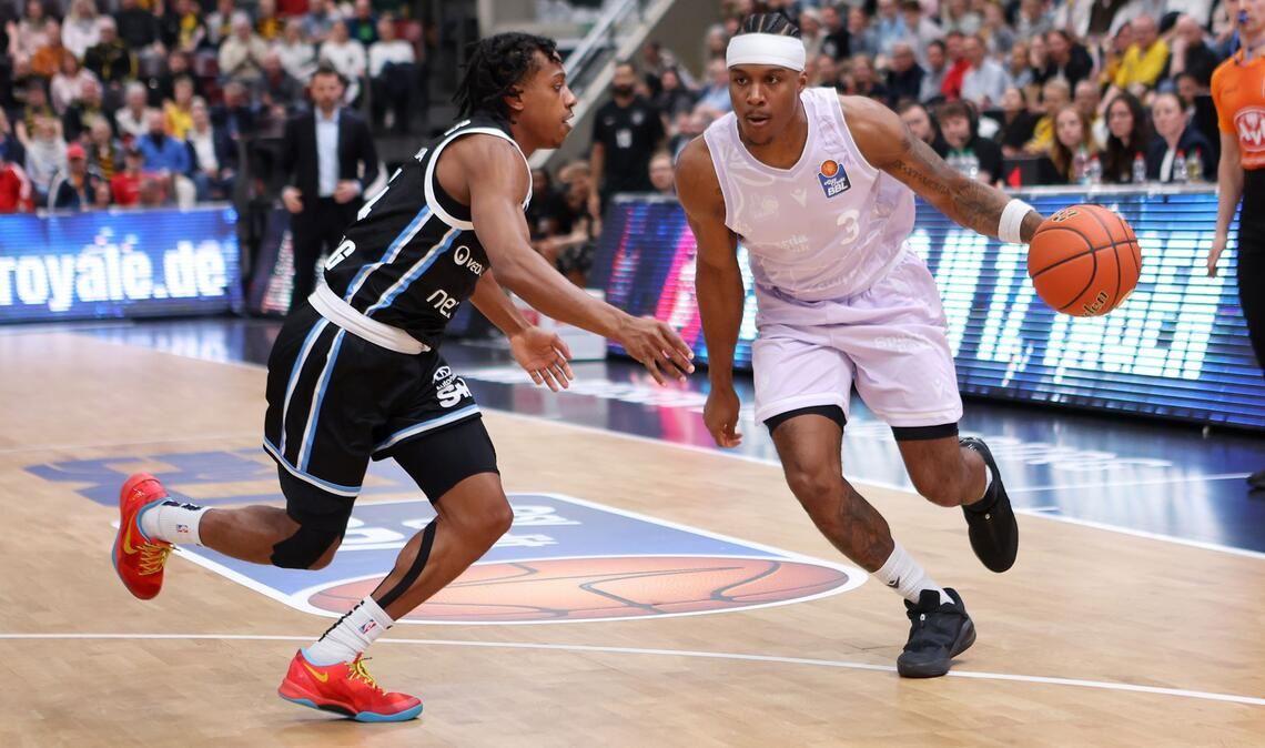 Stef Smith (re.) von den MHP Riesen Ludwigsburg im Sondertrikot  gegen LJ Thorpe von den Hamburg Towers