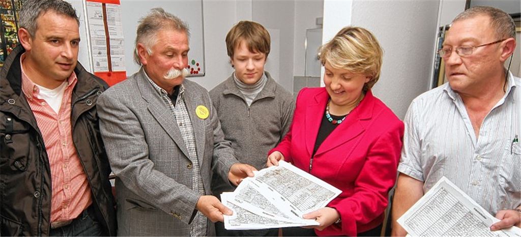 Stefan Bornbaum, Manfred Geist, Reinhard Stöhrle und rechts dessen Vater und Protest-Initiator Eugen Stöhrle (v. li.) übergeben ihrePetition zum Erhalt ihres Steuerprivilegs als Hobby-Landwirte an die Bundestagsabgeordnete Katja Mast. Foto: Kollros