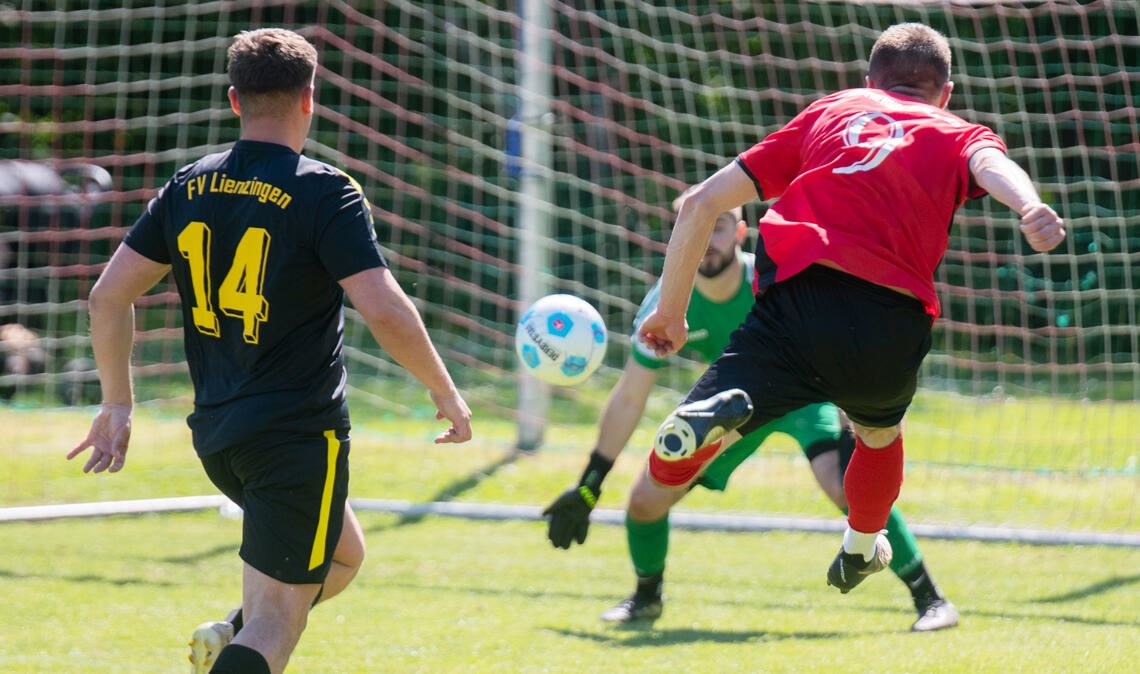 Stefan Bunduc trifft in Minute 35 zum 2:0 für die Sportfreunde Mühlacker. Foto: Fotomoment