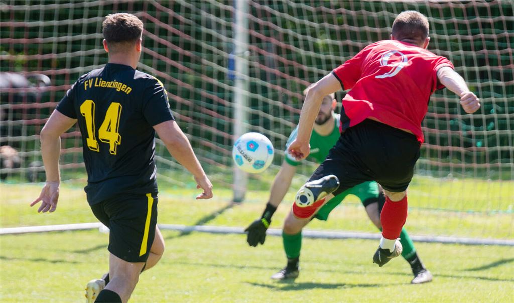 Stefan Bunduc trifft in Minute 35 zum 2:0 für die Sportfreunde Mühlacker. Foto: Fotomoment