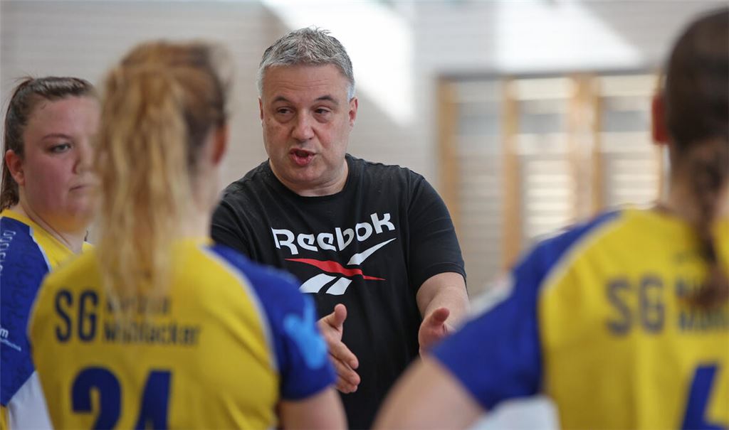 Stefan Ermentraut kann aufatmen: Sein Team sichert den Sieg knapp. Foto: Müller