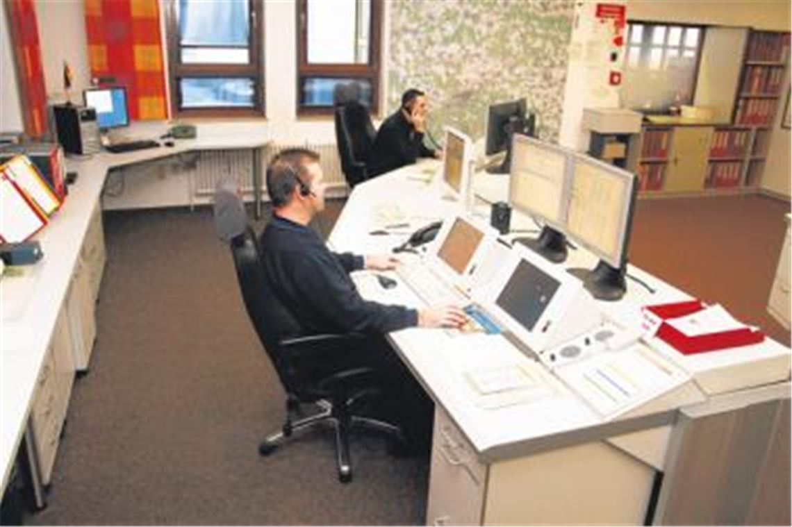 Stefan Fix (mit Kopfhörer) und Marcel Kröner tun Dienst in der Feuerwehrleitstelle in Pforzheim. Künftig wird diese mit der Rettungsdienstleitstelle zusammengelegt.
Foto: Wacker