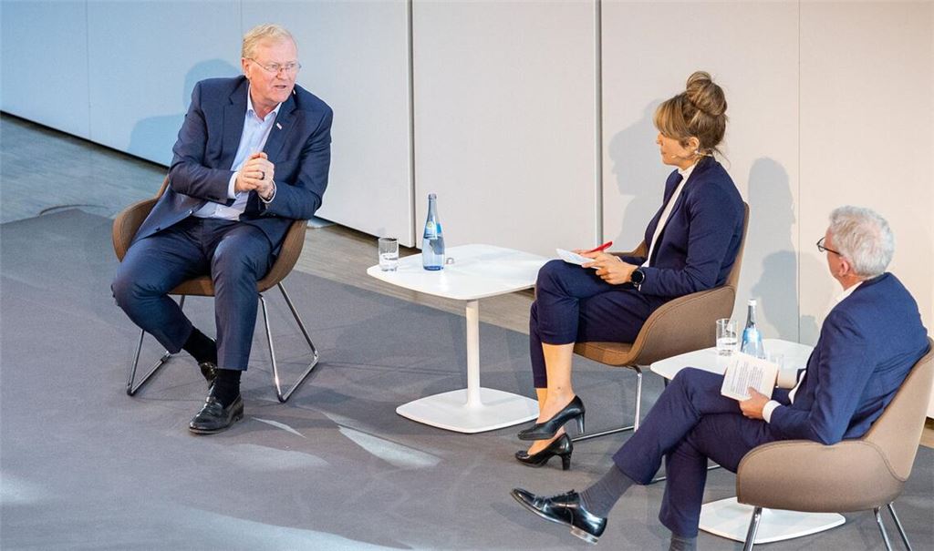 Stefan Hartung (l.)  im Gespräch mit Chefredakteur Joachim Dorfs und Stellvertreterin Anne Guhlich.