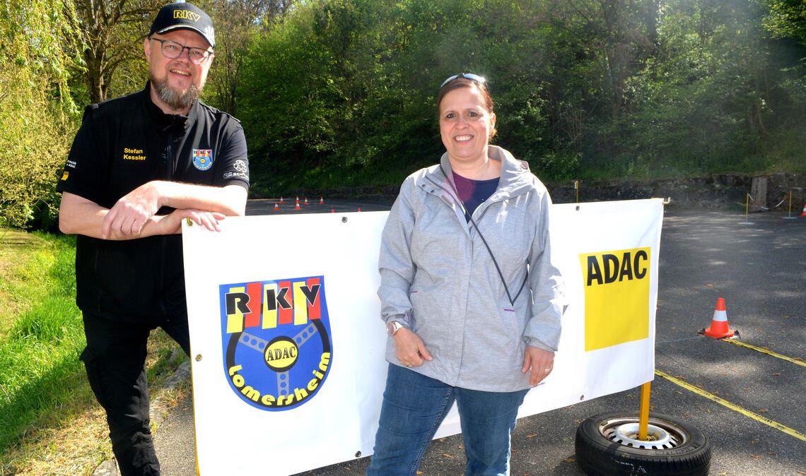 Stefan Kessler freut sich über den Besuch von Melanie Ernst, ehemalige Deutsche Meisterin bei den ADAC-Fahrradturnieren.