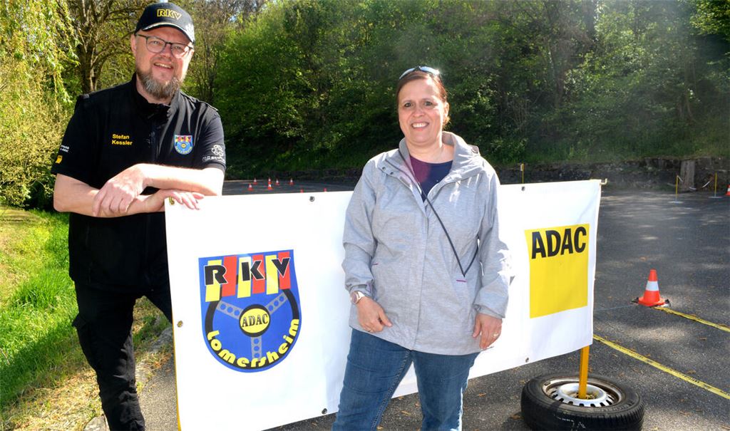Stefan Kessler freut sich über den Besuch von Melanie Ernst, ehemalige Deutsche Meisterin bei den ADAC-Fahrradturnieren.