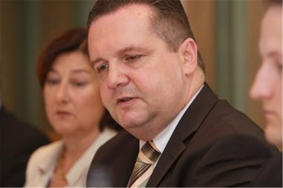 Stefan Mappus äußert sich zu seinen Zukunftsplänen. Im Hintergrund: Dr. Marianne Engeser, seine Nachfolgerin im Landtag.  Foto: Goertz