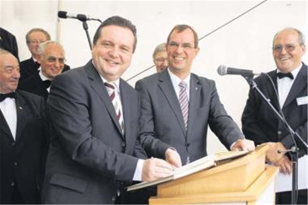 Stefan Mappus trägt sich in das Goldene Buch der Stadt Mühlacker ein. Auch Oberbürgermeister Frank Schneider (re.) freut sich über den prominenten Gast und die Anziehungskraft der Chortage. Foto: Hansen