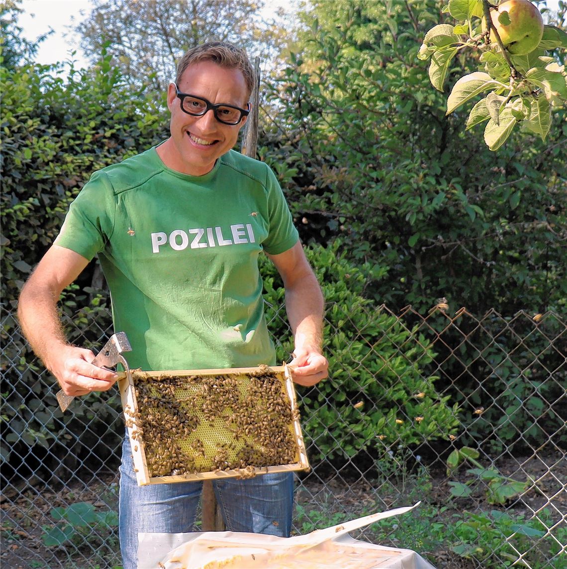 Stefan Mondon hat sich Bienen angeschafft, die er im Garten seines Elternhauses hält. Wewoda