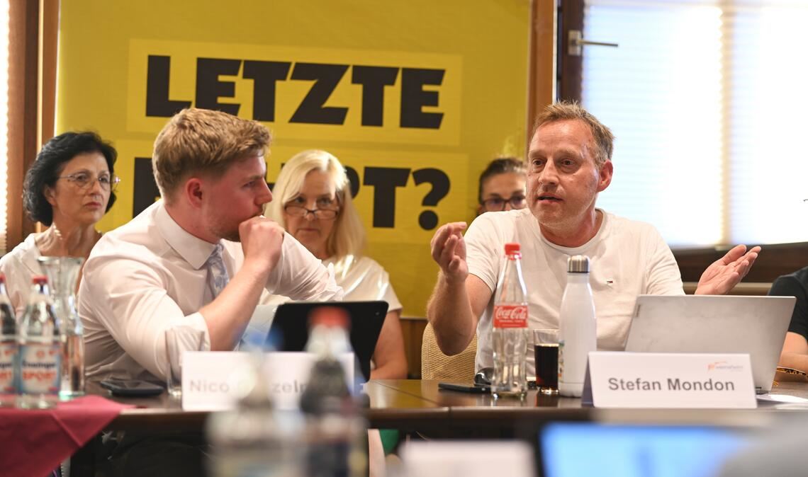 Stefan Mondon und Nico Gunzelmann von der CDU-Fraktion tauschen sich über den ersten Tagesordnungspunkt einer jeden Sitzung aus – und sind nicht einer Meinung. Fotos: Schüller
