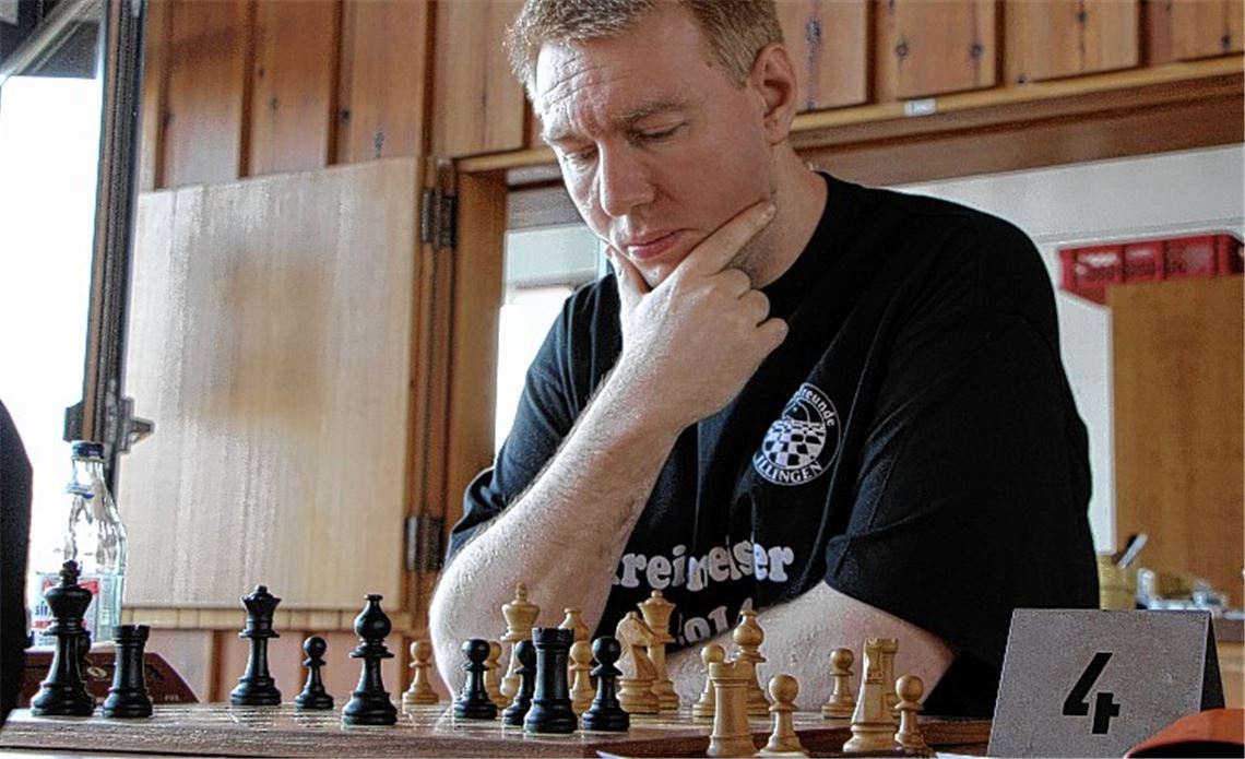 Stefan Old lässt sich vom Läuferopfer seines Gegners nicht übertölpeln und holt im Saisonfinale den ersten Brettpunkt für Illingen. Foto: Eigner