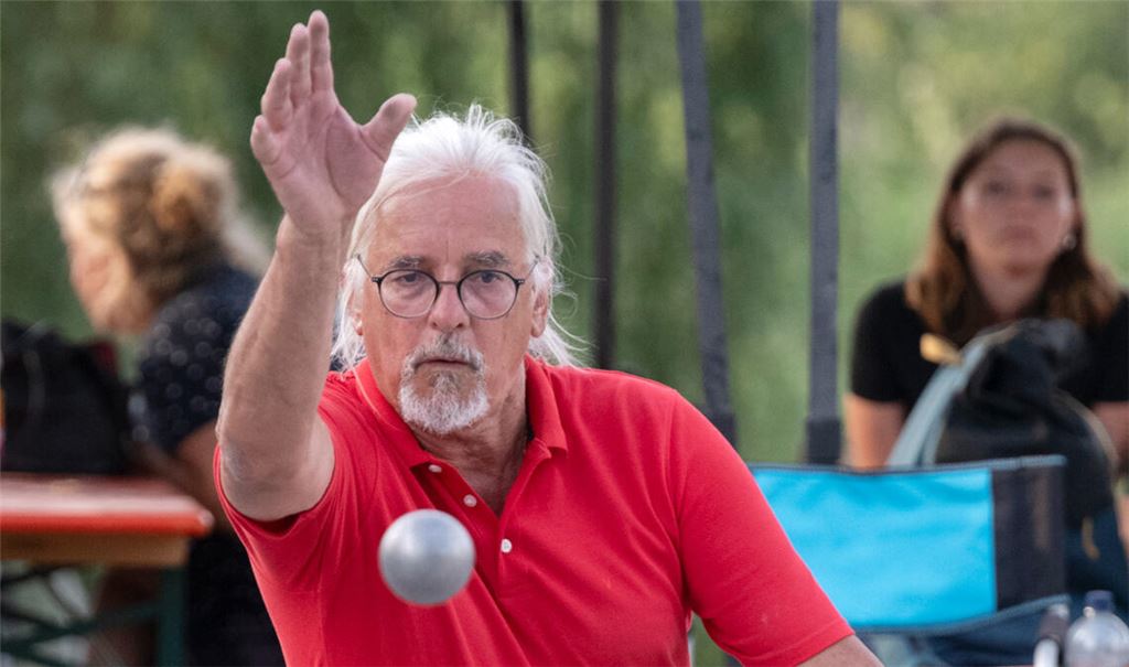 Stefan Raible vom BC Mühlacker visiert sein Ziel konzentriert an und entlässt die Stahlkugel dann mit einer gekonnten Arm- und Handbewegung aus der Kontrolle. Im Foto unten freuen sich Felix Hager (im weißen T-Shirt) und Marcel Raab vom gastgebenden Verein über einen gelungenen Wurf in ihrem Halbfinale. Fotos: Fotomoment