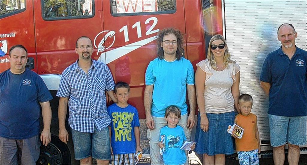 Stefan Schäfer (links) und Klaus Riekert (rechts) überreichten Preise an die Sieger des Luftballon-Wettbewerbs, veranstaltet von der Jugendfeuerwehr.
