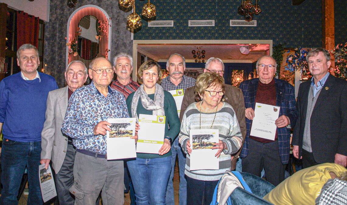 Stefan Schickle (li.) und Jürgen Metzger (re.) mit den Geehrten. Foto: Filitz