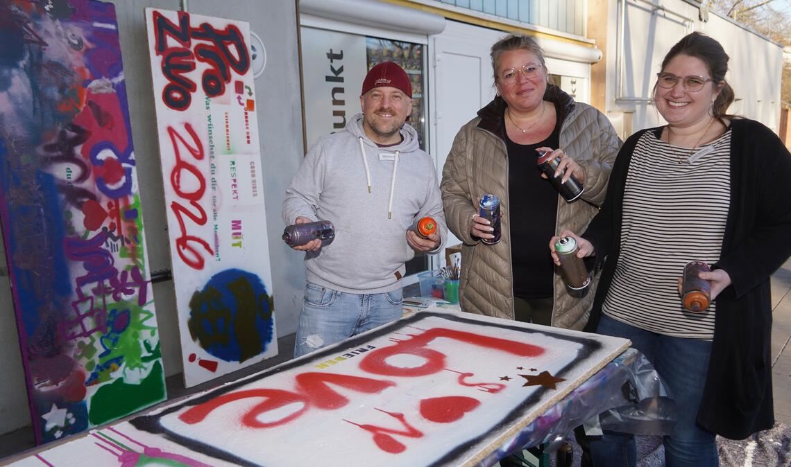 Stefan Schmidt vom Jugendring, Stadtjugendreferentin Nathalie Pavan und Jugendreferentin Lena Oberlader vom BDKJ (v.li.) versuchen sich an der Spraydose, zumindest für das Pressefoto. Denn die Jugendlichen, die dort eigentlich arbeiten, sind unter 18. Foto: rol