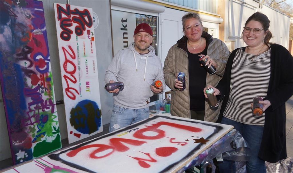 Stefan Schmidt vom Jugendring, Stadtjugendreferentin Nathalie Pavan und Jugendreferentin Lena Oberlader vom BDKJ (v.li.) versuchen sich an der Spraydose, zumindest für das Pressefoto. Denn die Jugendlichen, die dort eigentlich arbeiten, sind unter 18. Foto: rol