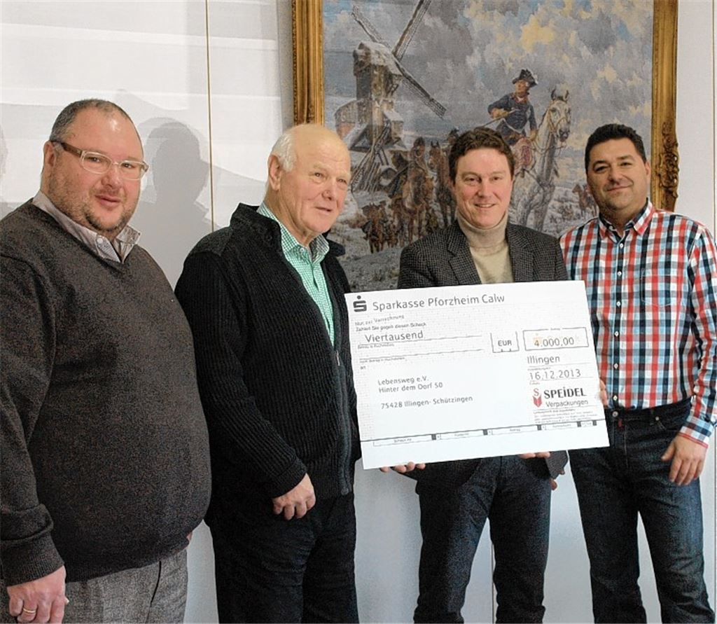Stefan Weber (2.v.re.) nimmt den Scheck von Rainer Speidel, Oskar Speidel und Achim Schüle (v.li.) entgegen. Foto: Appich