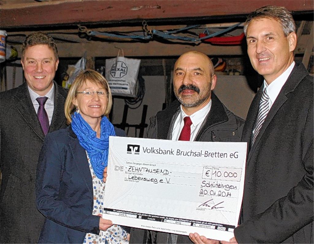 Stefan Weber und Karin Eckstein vom Projekt Familienherberge Lebensweg mit Bodo Common und Roland Schäfer, Vorstandsmitglieder der Volksbank-Stiftung (v. li.).