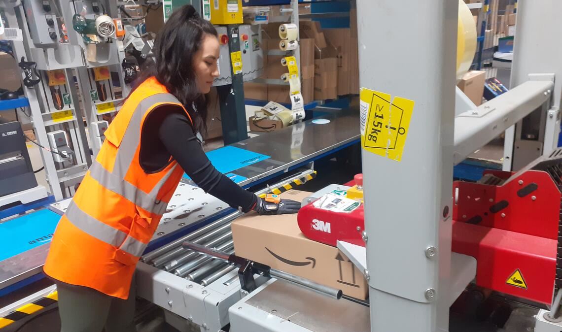 Stefani Petkoska arbeitet an einer Packstation im Amazon-Logistikzentrum. Foto: Gezener