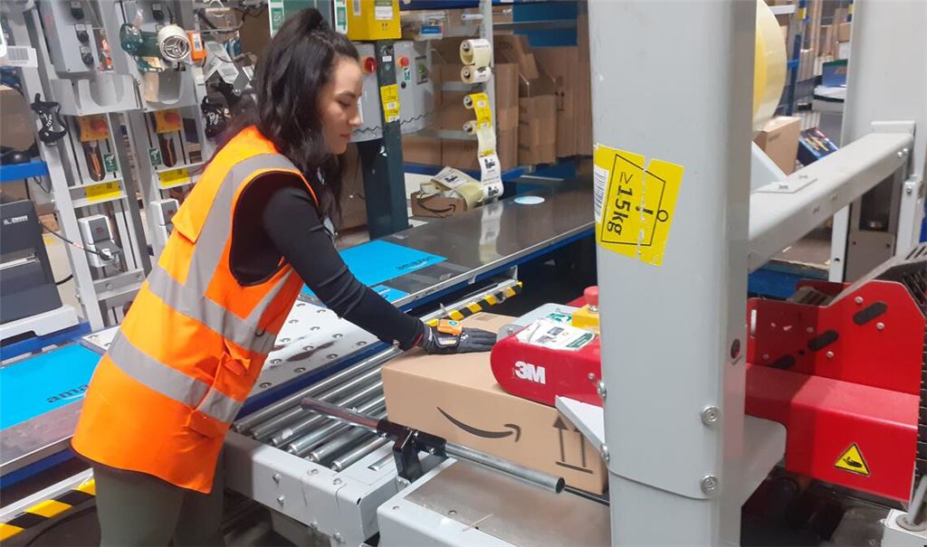 Stefani Petkoska arbeitet an einer Packstation im Amazon-Logistikzentrum. Foto: Gezener