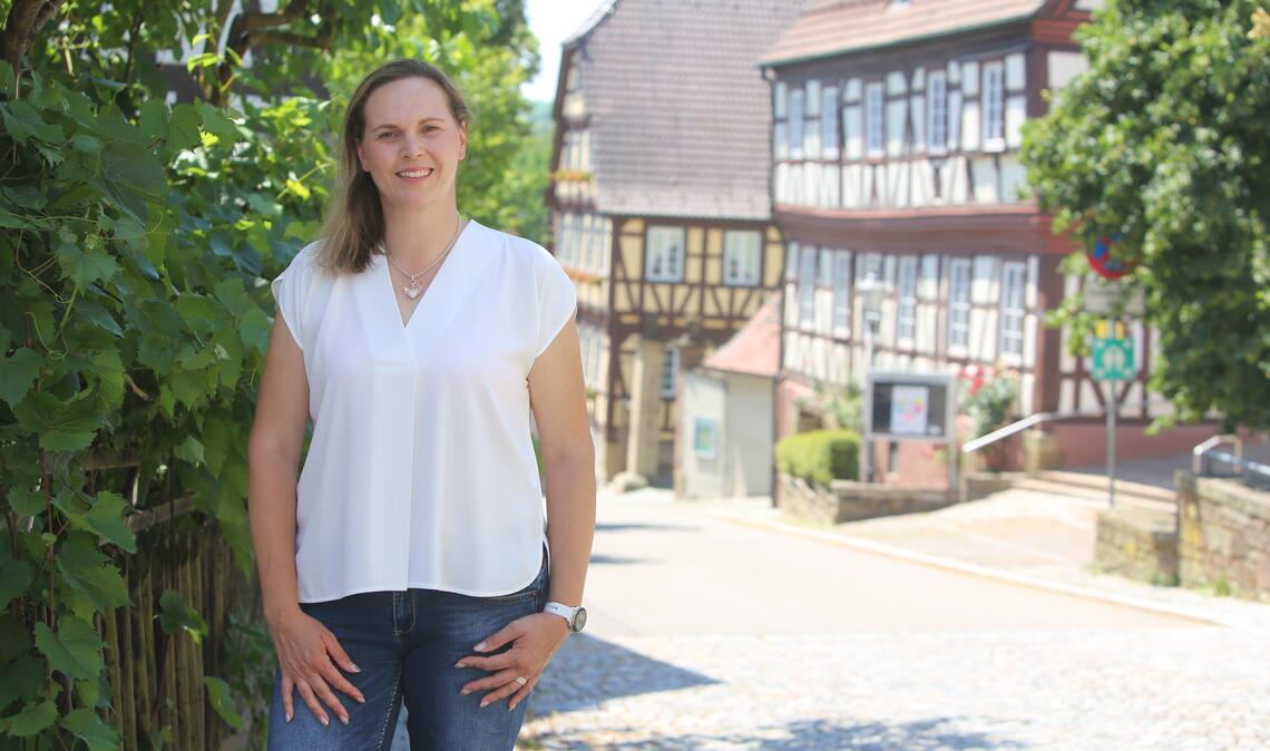 Stefanie Ayasse-Repple lädt zum Pressetermin in die Ortsmitte ein, die mit der historischen Kelter und dem Fachwerk drumherum einfach ein „Blickfang“ sei. Foto: Disselhoff