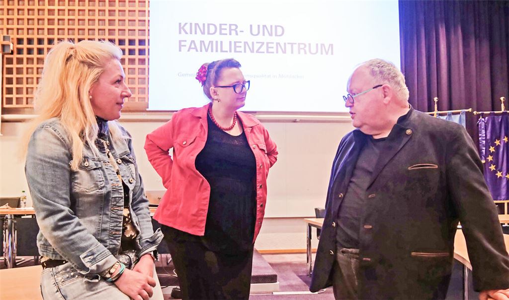 Stefanie Berlin (Mitte) stellt auf Einladung des CDU-Fraktionsvorsitzenden Günter Bächle und der Vorsitzenden der CDU Enzberg, Daniela Steudle, ihre Vision eines Kinder- und Familienzentrums vor. Foto: Friedrich