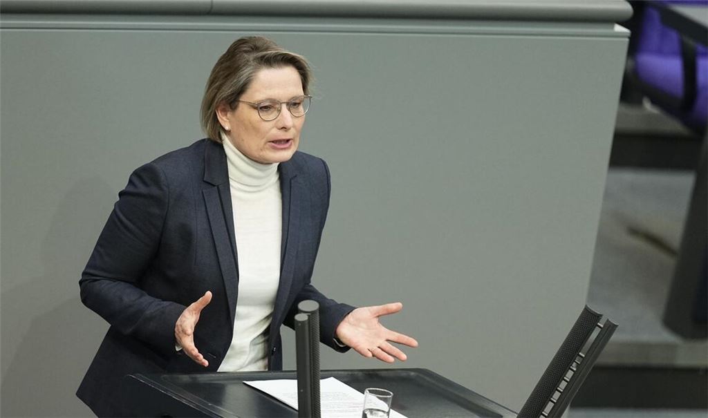 Stefanie Hubig (SPD), Bundesministerin der Justiz und für Verbraucherschutz, spricht im Bundestag.