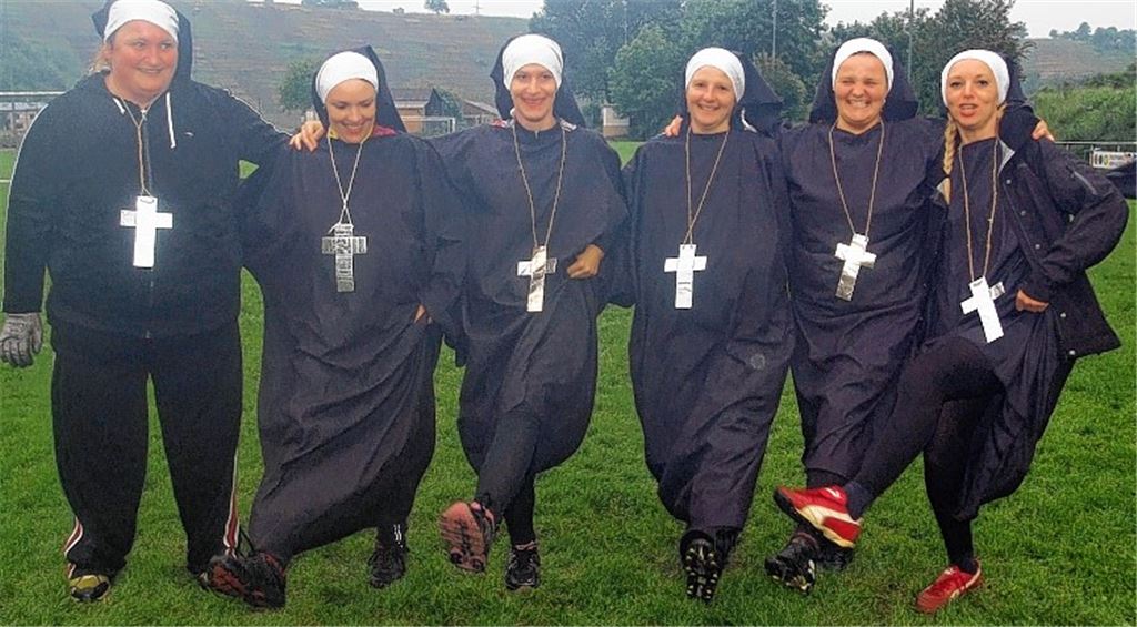 Stefanie Schönwiese, Doréen Höhner, Nadine Gommel, Daniela Hofmann, Christina Gmeiner, Christina Gmeiner und Martina Rapp (v.r.) vom Förderverein Grundschule Mühlhausen/Enz siegten als „Nonnen“ beim Elfmeterturnier des TSV Mühlhausen/Enz. Foto: Fotomoment