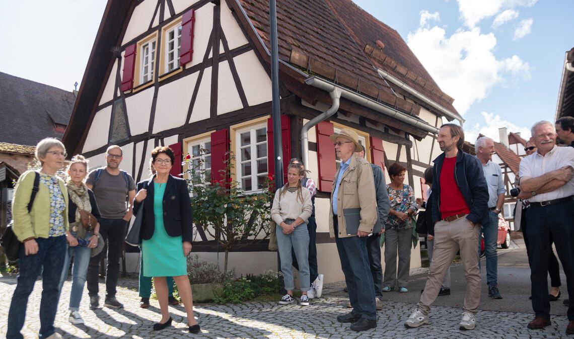 Stefanie Seemann und Barbara Saebel (vorne von links) haben in den historischen Ortskern von Lienzingen eingeladen. Foto: Fotomoment