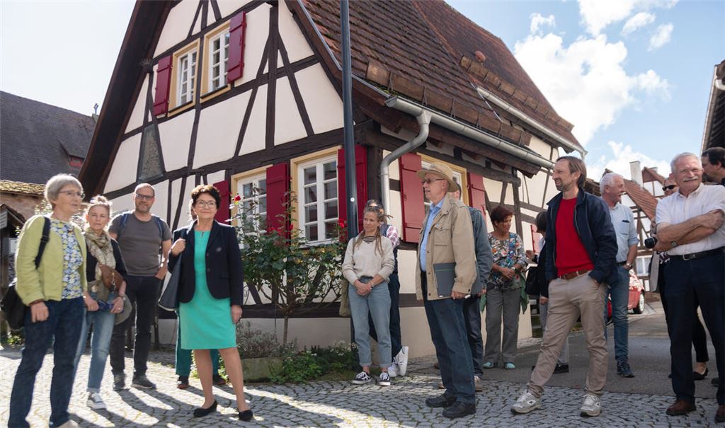 Stefanie Seemann und Barbara Saebel (vorne von links) haben in den historischen Ortskern von Lienzingen eingeladen. Foto: Fotomoment