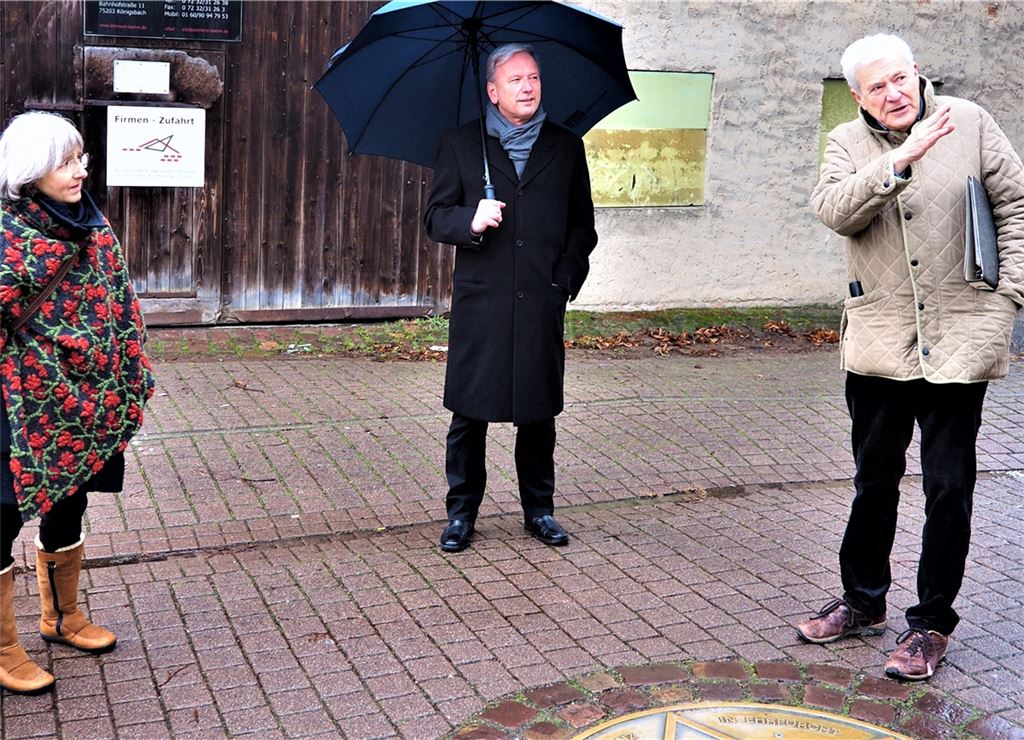 Stefanie Seemann (v.li.), Bürgermeister Heiko Genthner und Dr. Mehne auf dem Platz vor der ehemaligen Synagoge in Königsbach. Foto: privat