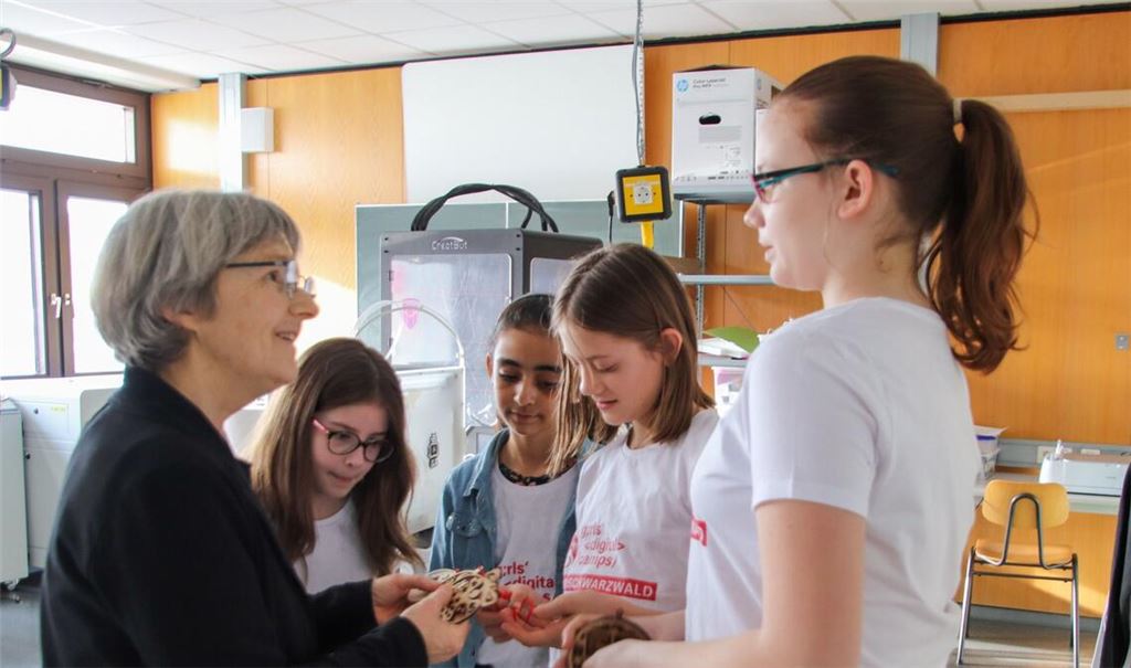 Stefanie Seemann zu Gast bei Schülerinnen des Mühlacker Gymnasiums. Foto: privat