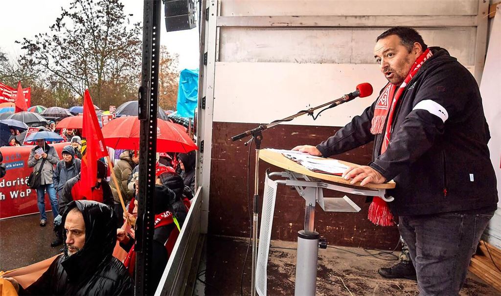 Stefano Mazzei (re.) ist der lokale Betriebratschef bei Bosch. Auf diesem Bild ist er bei der Demonstration am 24. November 2025 am Rednerpult zu sehen.