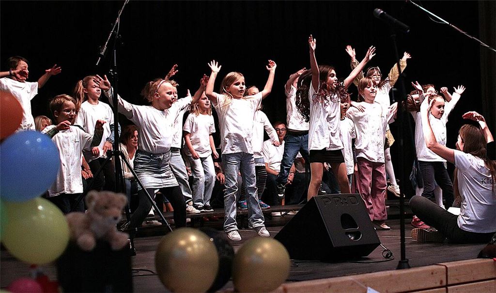 Steffanie Barbier und der Chor „KidsHits“ (li.) überzeugen ebenso wie die Mitglieder der Formation „Chor and the Gang“. Fotos: Weber