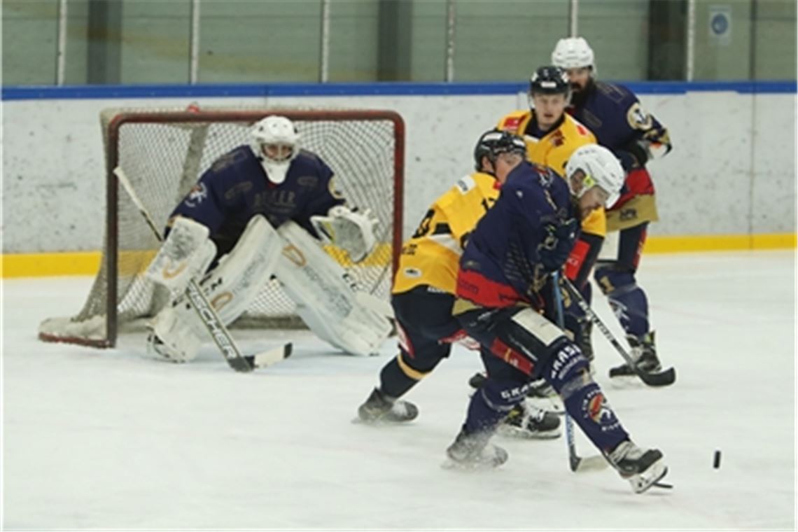 Steffen Bischoff (Bisons, vorne) im Zweikampf mit David Weidlich. Foto: Rubner