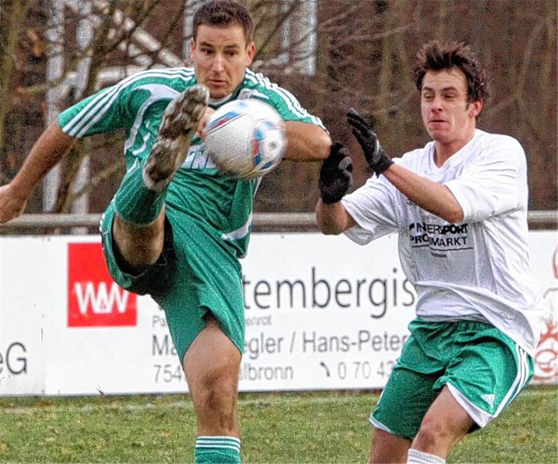 Steffen Glauner (li., Iptingen) bereinigt die Situation gegen Dennis Christian Foto: Eigner