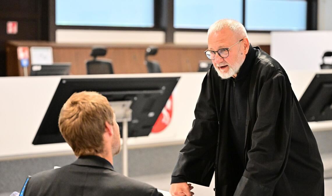 Steffen Hörning (r), Anwalt der Nebenklage, verweist in seinem Plädoyer auf das Leid der Opfer.