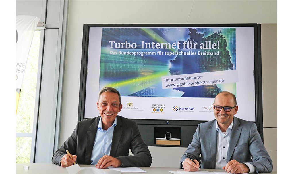 Steffen Ringwald (li.), Geschäftsführer der Netze BW, und Roland Jans, Chef der Stadtwerke Mühlacker, unterschreiben den Vertrag für den Glasfaserausbau in den Stadtteilen.Foto: oda