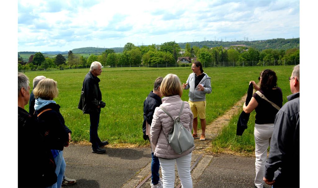Steffen Ritter zeigt das Gelände, auf dem die Tiny-Haus-Siedlung geplant ist. Foto: Stahlfeld