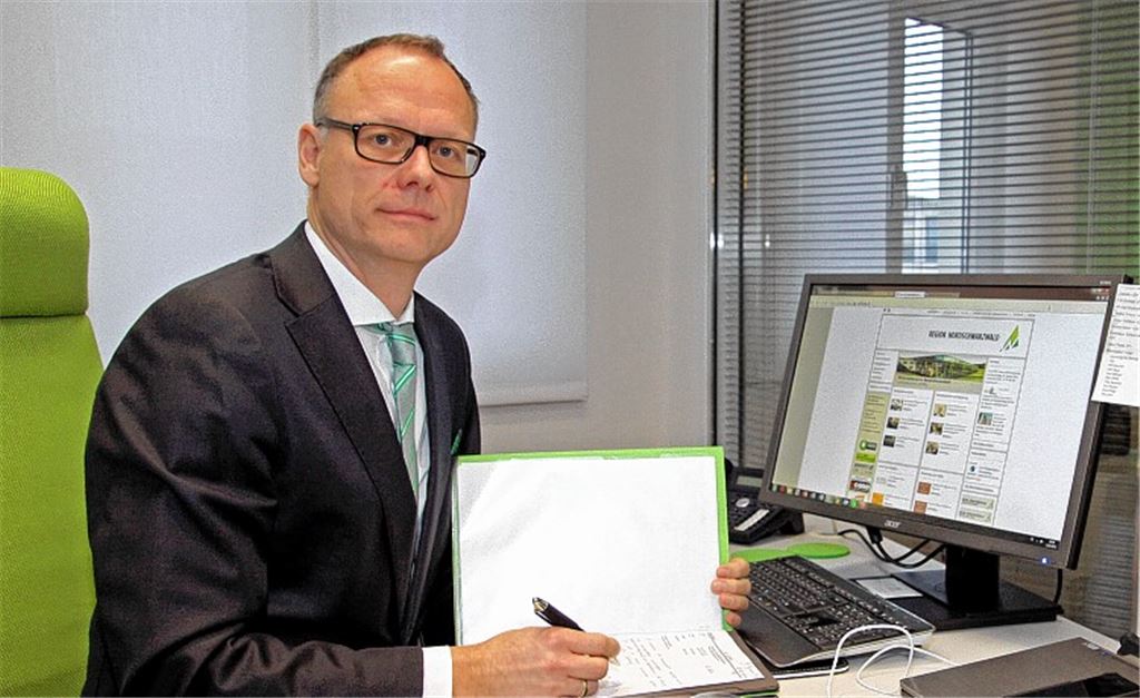 Steffen Schoch (Bild li.) hat nach zwei Jahren die Geschäftsführung der Wirtschaftsförderungsgesellschaft (WFG) Nordschwarzwald abgegeben. Ein Nachfolger ist noch nicht in Sicht. Bis die Personalfrage endgültig geklärt ist, wird Nadine Kaiser (Bild re.) die Geschicke der WFG leiten. Fotos: Goertz/Sadler