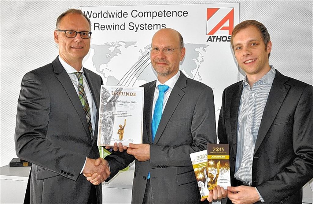 Steffen Schoch (li.) und Michael Gradwohl (re.) von der WFG überreichen Geschäftsführer Rainer Ehlert die Nominierungsurkunde für den „Großen Preis des Mittelstands 2015“.