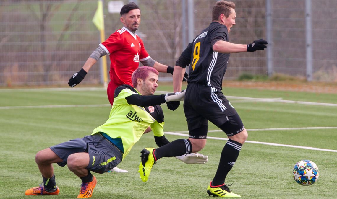 Steffen Weeber (re.) auf dem Weg zum 1:0 für den SV Iptingen.