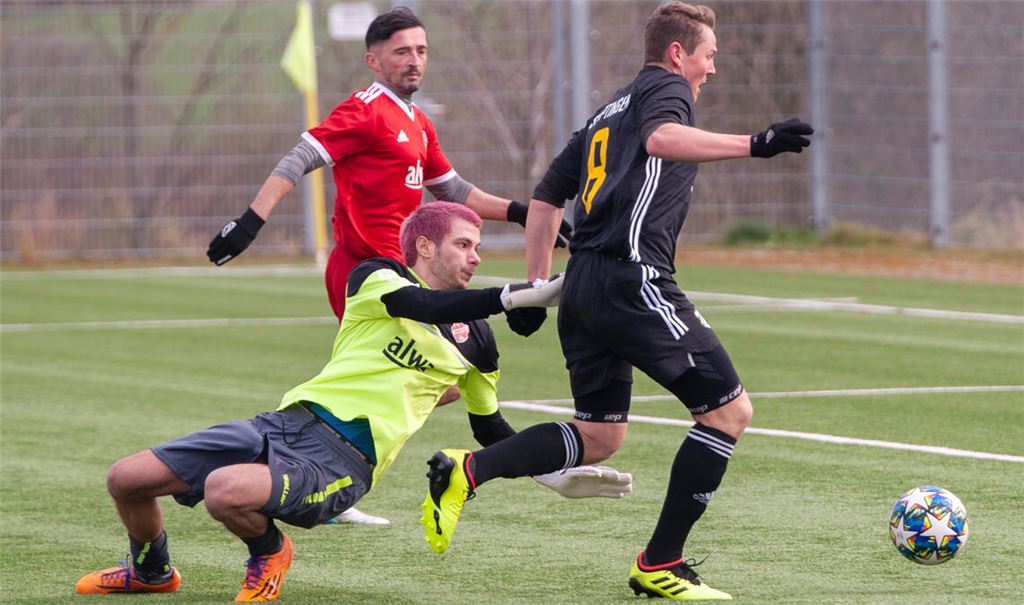 Steffen Weeber (re.) auf dem Weg zum 1:0 für den SV Iptingen.