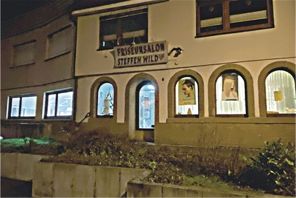 Steffen Wild hat seinen Salon in der Nacht hell erleuchtet, um ein Zeichen zu setzen. Er ist einer von vielen Friseuren, die sich an der Aktion beteiligt haben. Archiv/privat