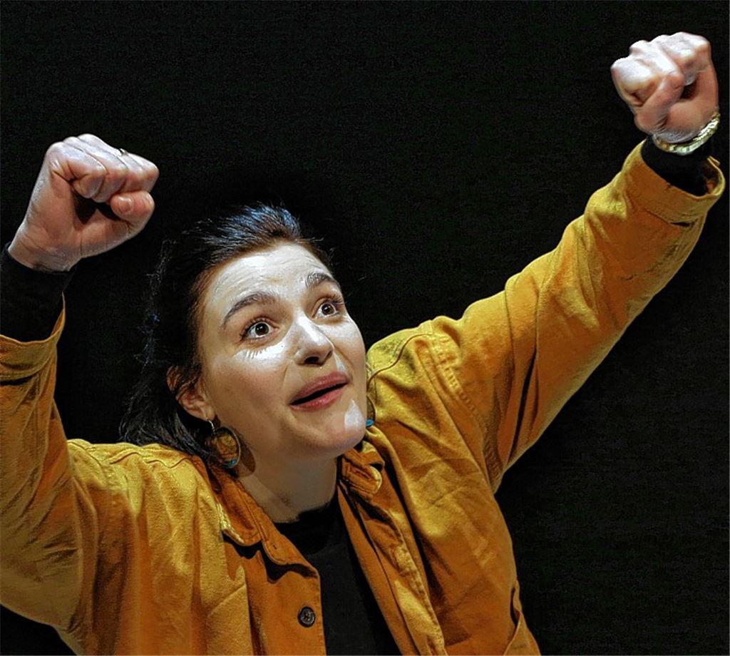 Steffi Baur als „Claire“ im Theaterstück „Das Heimatkleid“.Foto: Sabine Haymann