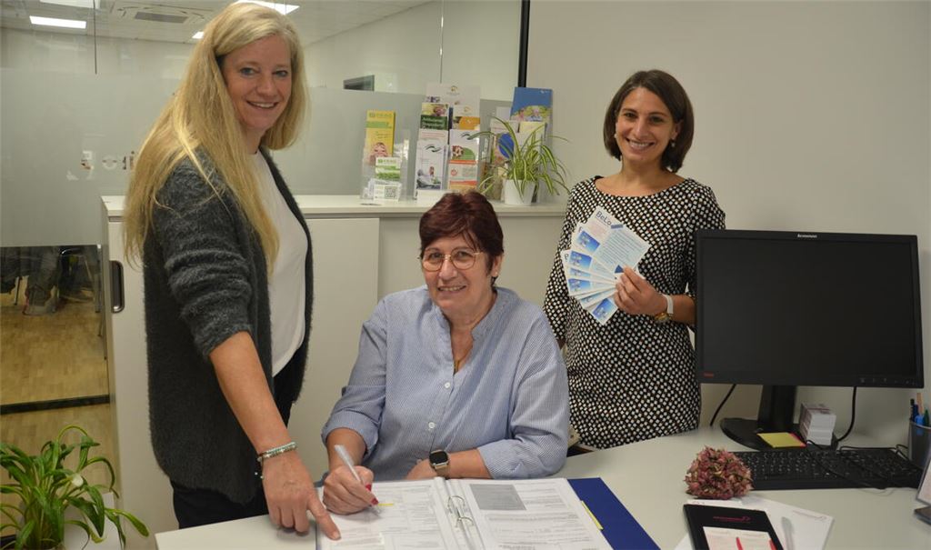 Stehen Migrantinnen und Migranten bei behördlichen Angelegenheiten zur Seite (v.li.): Koordinatorin Martina Koch, die Behördenlotsin Anni Bender und Bereichsleitung Regina Ehrismann von „Miteinanderleben“. Foto: Bischoff-Krappel/ml