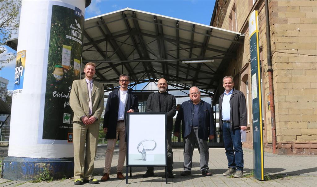 Stehen Seite an Seite und freuen sich auf die Sonnenuhr, die auch ein politisches Zeichen setzt: Kurator Willem Schenk, Ornamenta-Geschäftsführer Dr. Christian Saalfrank, Bürgermeister Armin Dauner, Stadtrat Günter Bächle und Holger Weyhersmüller, Leiter des Umwelt- und Tiefbauamtes. Foto: Deeg