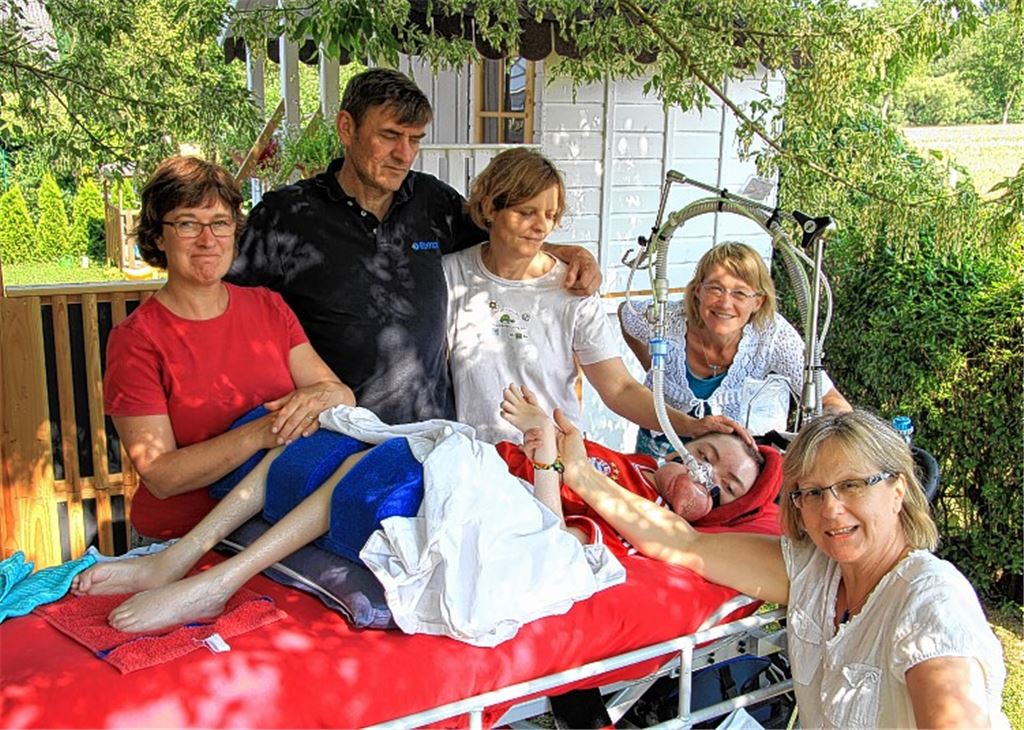 Stehen an der Seite von Jonas Anderer: Brigitte Trumpf (v.li.), Häusliche Kinderkrankenpflege Hotzenplotz, Herbert und Heike Anderer, Karin Eckstein, Familienherberge Lebensweg, Angelika Miko, Kinder- und Jugendhospiz Sterneninsel. 