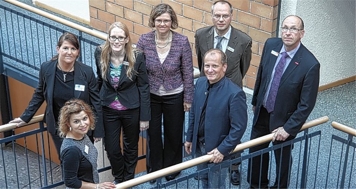 Stehen den Existenzgründern beratend zur Seite: Die Gründungsberaterin der IHK Nordschwarzwald, Anja Maisch, Jeanette Ihli von der Sparkasse Pforzheim Calw, Anette Popp, Wirtschaftsbeauftragte der Stadt Mühlacker, Adrian Dziadek von der Sparkasse Pforzheim Calw, Jörg Fuchs, betriebswissenschaftlicher Berater der Handwerkskammer Karlsruhe in der Außenstelle Pforzheim (hintere Reihe von li.), Patricia Lopez von der Volksbank Pforzheim und Bürgermeister Winfried Abicht (vorne).