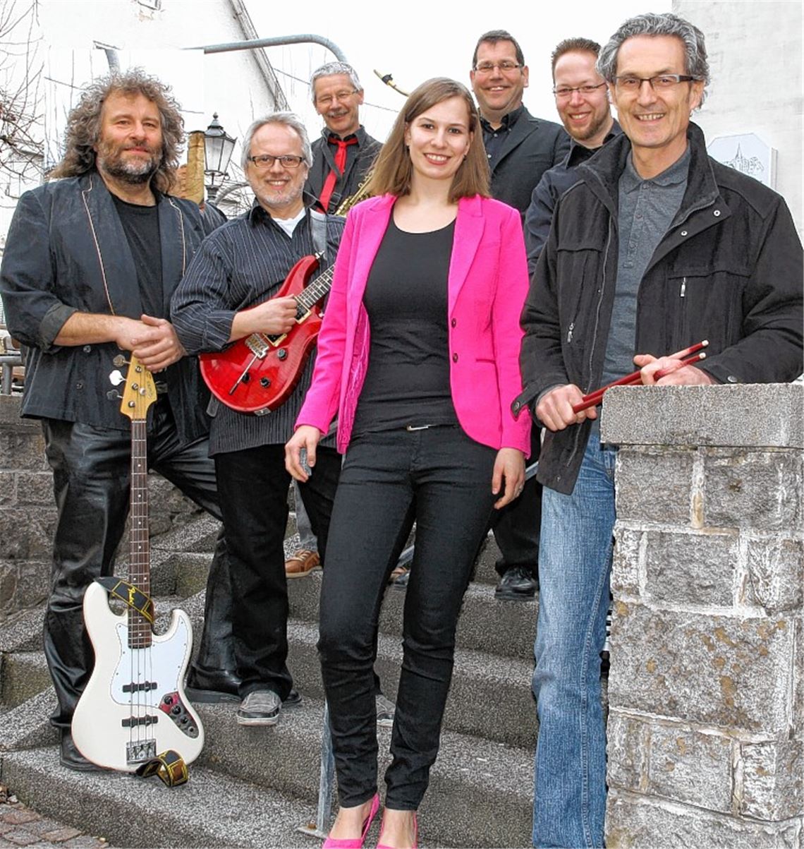 Stehen in den Startlöchern: Die sechs Herren und Sängerin Diana Klotz von „Klotz-live“.